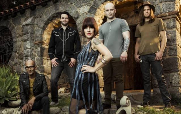 «Set Me On Fire» es la nueva canción de Flyleaf