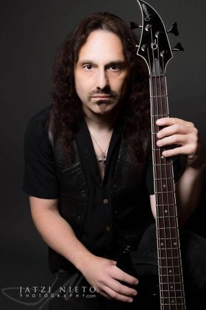 Debut en solitario de Mike LePond