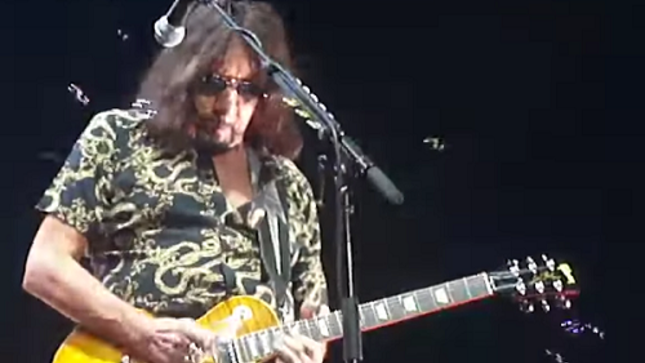 Ace Frehley se sube al escenario con Alice Cooper