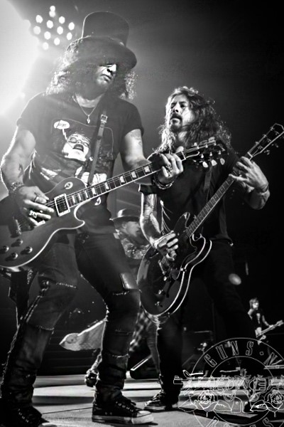 Dave Grohl se sube al escenario con Guns N Roses