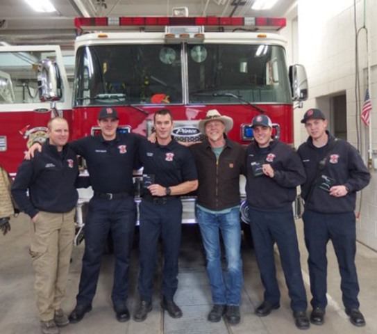 James Hetfield con los bomberos James Hetfield con los bomberos