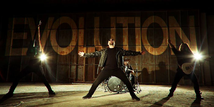 Snakeyes presenta su video «Evolution»