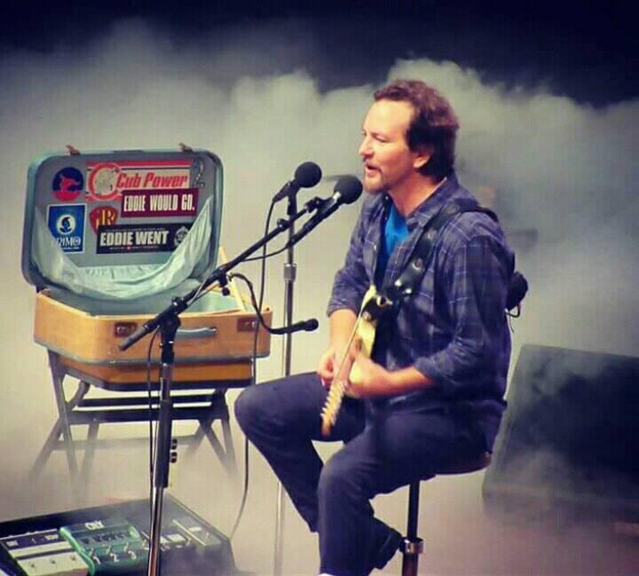 Eddie Vedder interpreta dos temas con su “doble”, el vocalista de una banda tributo de Pearl Jam en Brasil