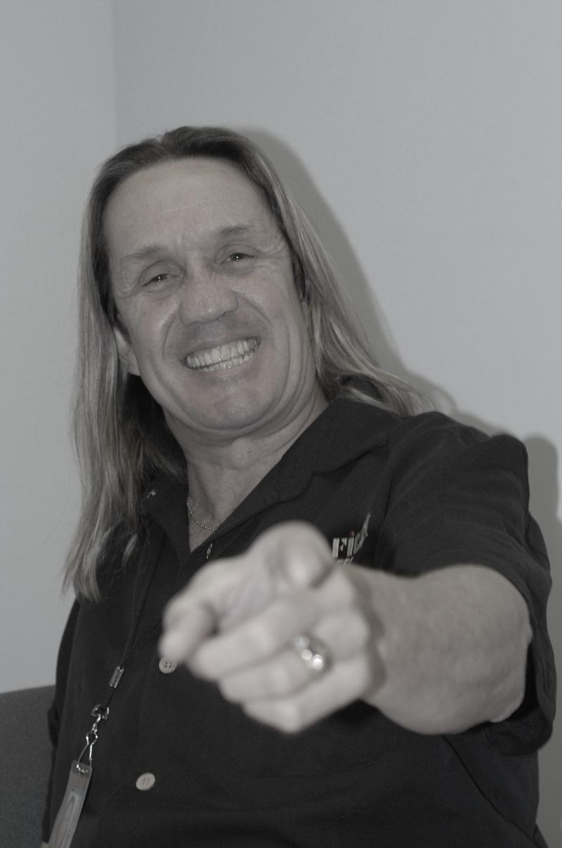 Vídeo del público cantándole el «cumpleaños feliz» a Nicko McBrain en Copenhague, Dinamarca