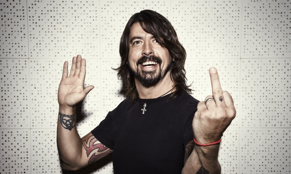 Videos de Dave Grohl gastando una broma a sus fans en un concierto en Gotenburgo, Suecia.