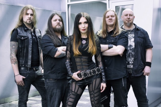 Crystal Viper trabajando en su nuevo álbum de estudio