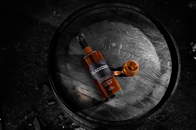 Metallica colabora en la creación de un whisky con la onda sonora de «Blackened»