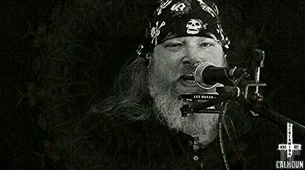 Dee Calhoun, de Iron Man, presenta su single «No Justice»