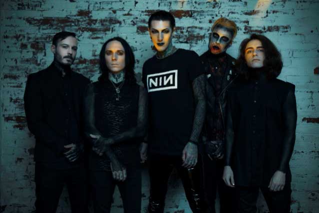 Motionless In White versionan «Somebody Told Me» de The Killers
