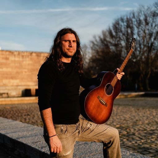 Estreno de «Volando Raso», nuevo single acústico de La Comanche