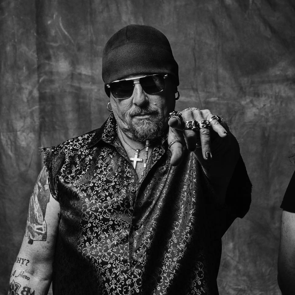 El polifacético Kurt Deimer presenta su nuevo video single de la canción que lleva por título «Doom»