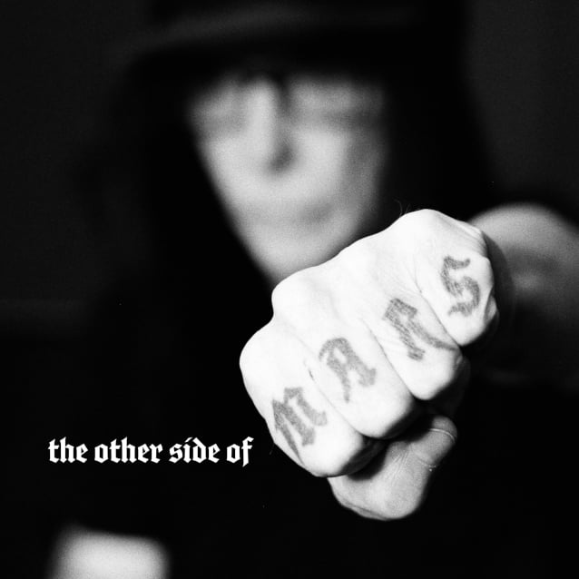 Mick Mars, ha lanzado el single principal de su debut en solitario titulado “The Other Side Of Mars”