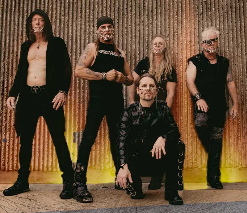 Crimson Glory ficha por la discográfica BraveWords Records