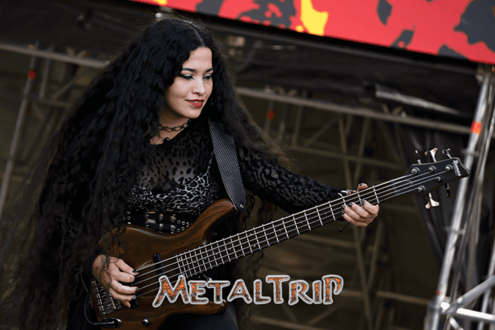 El genial bajo de Roxana (Roxy) se despide de Cobra Spell