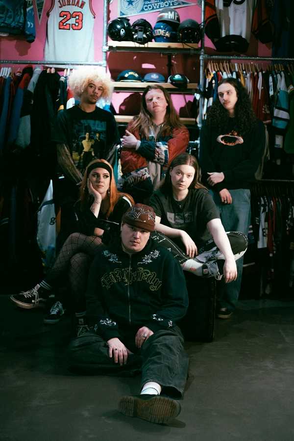 Knives publica su canción llamada «PHD»