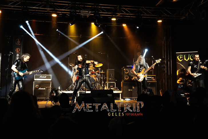 Crónica: 40 años de fuego eterno con EVO y Caress en Madrid