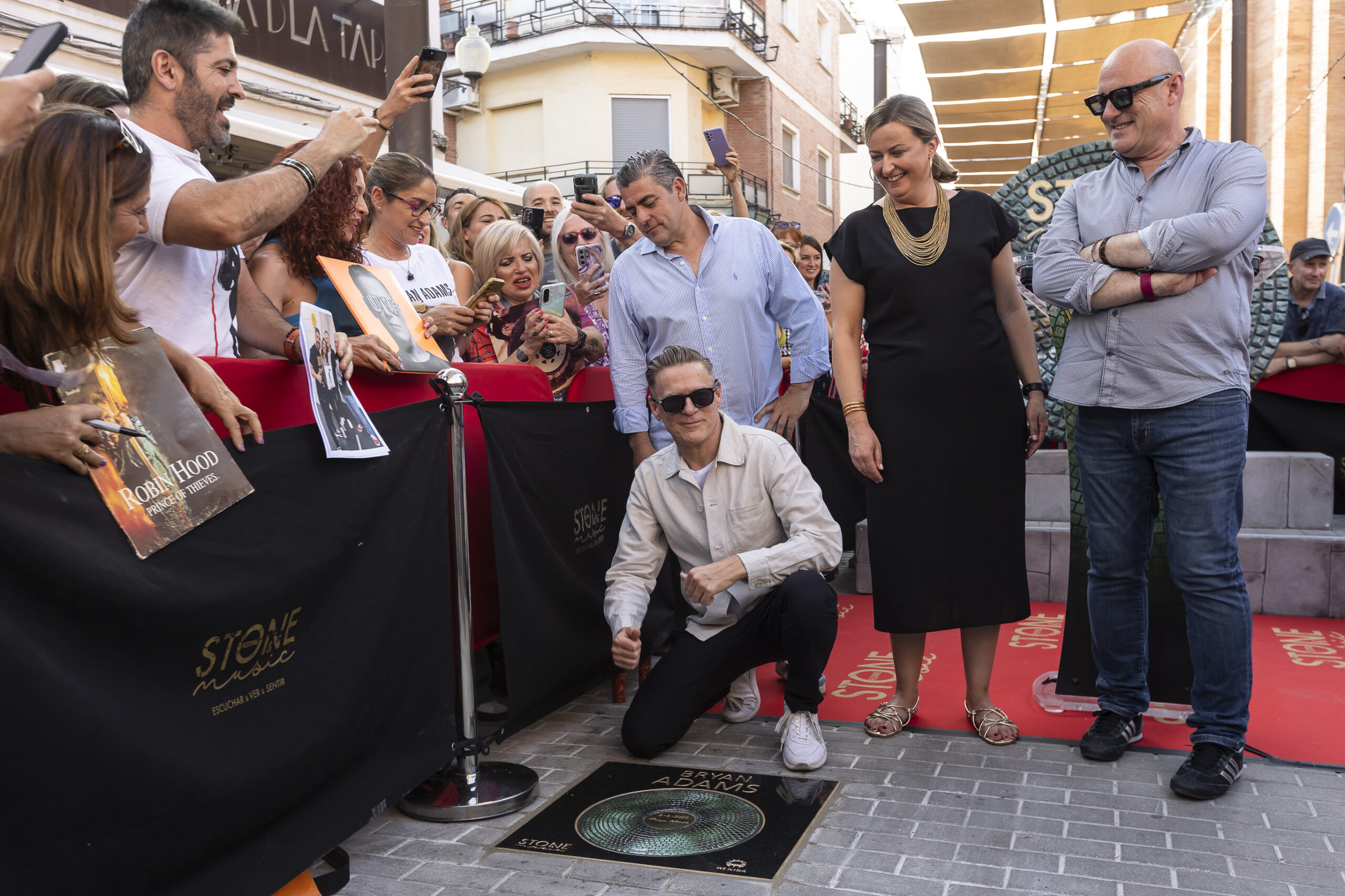 Bryan Adams descubrió  su vinilo en el Camino de la Música de Mérida