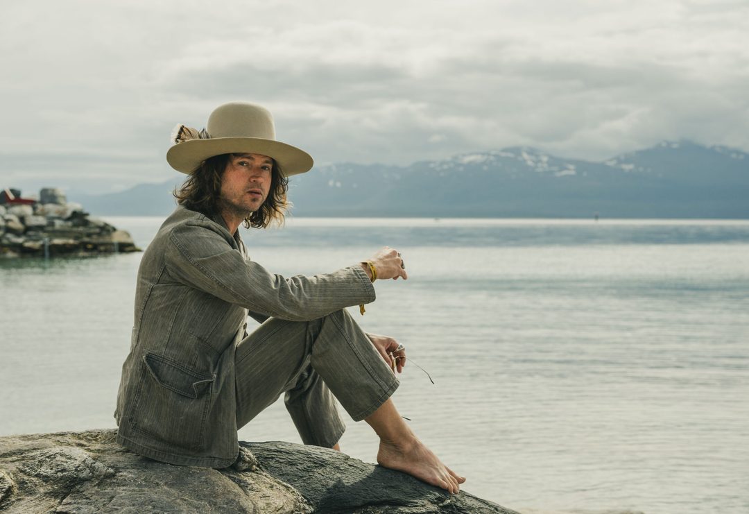 El líder de Rival Sons, Jay Buchanan, lanzará su álbum en solitario, «Weapons of Beauty», a finales de este año.
