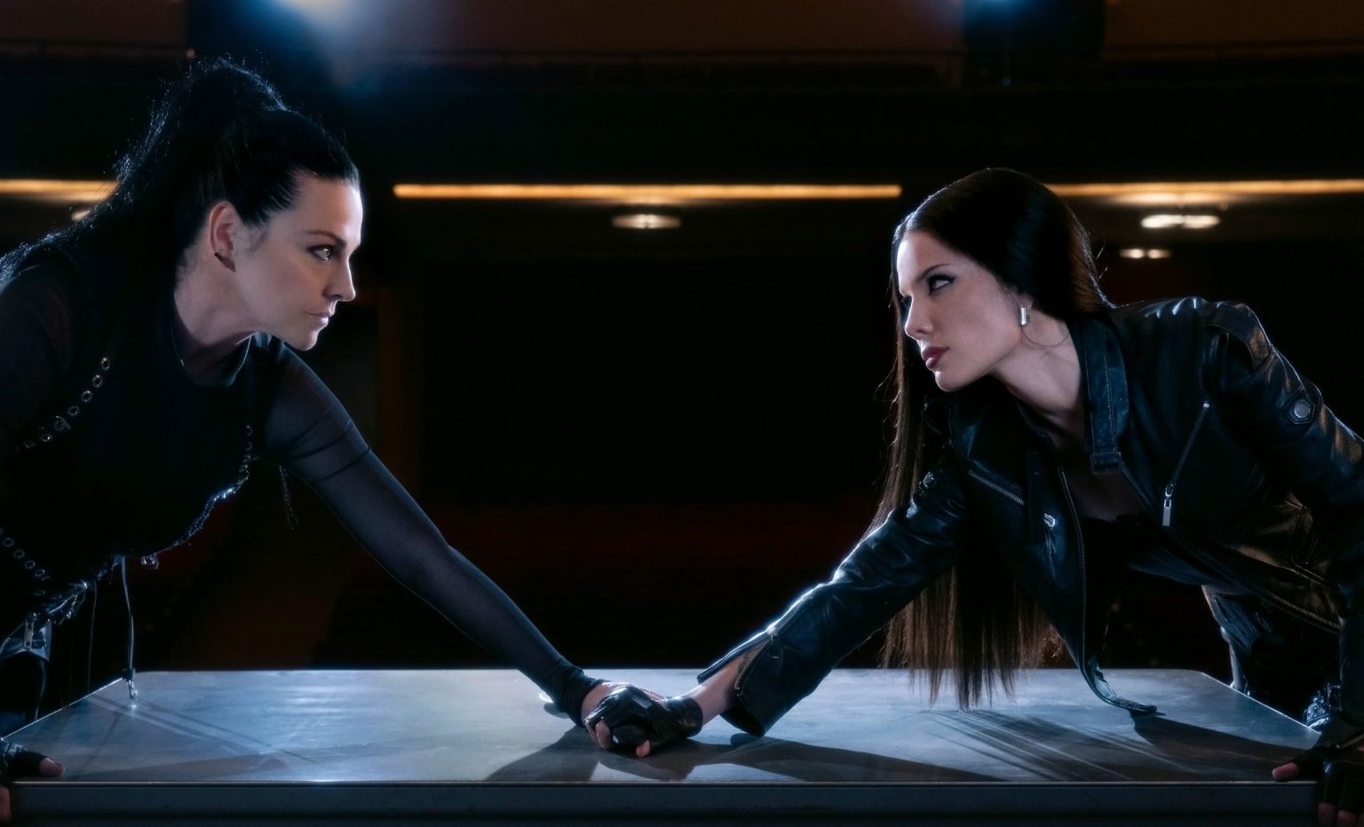 Amy Lee de Evanescence y la cantautora estadounidense Halsey lanzaron el video para su nuevo single  «Hand That Feeds».