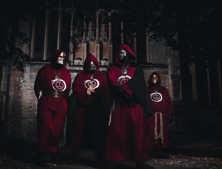 La misteriosa banda de black/doom británica Suffering muestra los secretos de su nuevo disco, «Things Seen but Always Hidden»