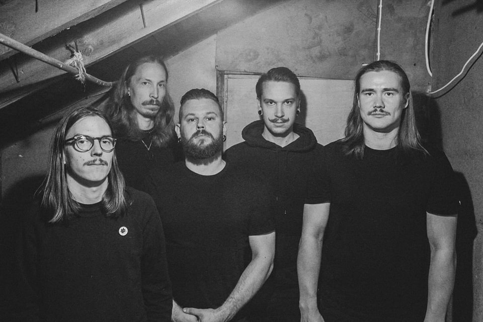 La fuerza en ascenso del black metal/punk de Finlandia, Qwälen, lanzará su tercer álbum «Veri Virtaa Edeleen»