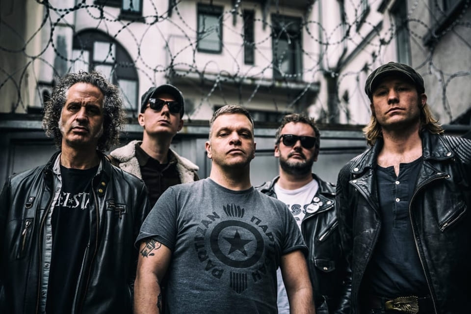 Los punk rockeros holandeses Savage Beat estrenarán «Bright Lights, Tall Shadows» en marzo