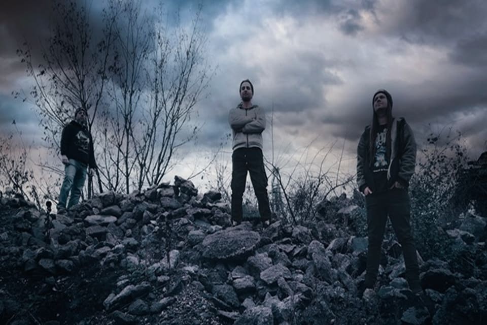 Los pesos pesados ​​del metal moderno húngaro, Senki, firman un acuerdo con Wormholedeath