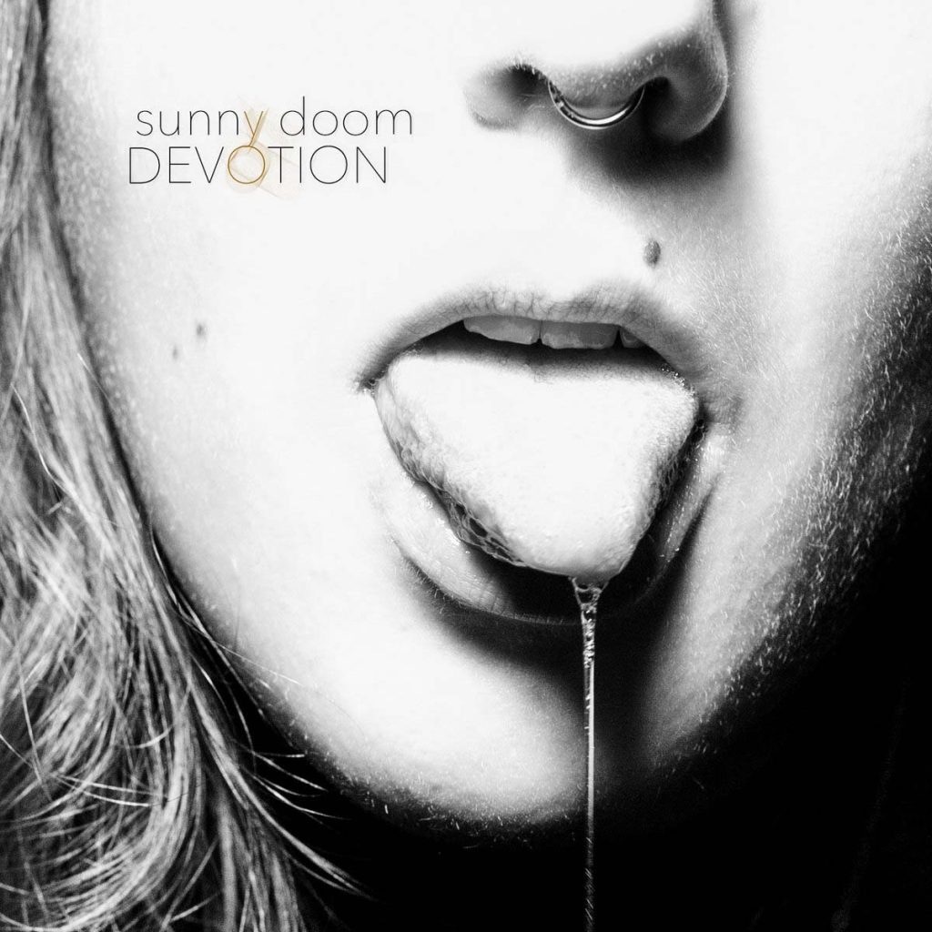 Reseña: Sunny Doom y la industrialidad gótica de «Devotion»