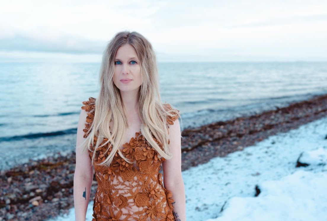 Myrkur (Amalie Bruun) ha lanzado el vídeo de su último single “Touch My Love And Die”.