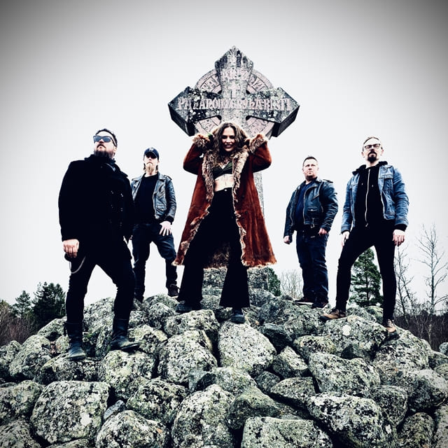 El grupo finés Mandy Manala regresa con su nuevo álbum “Something Wicked” y el videoclip de “Bloodred Chapel Of Sin”