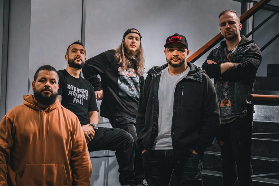 Straight Against Fall retrata la vida de los inmigrantes en su nuevo sencillo «Industrial Death Machine (One Pig)»