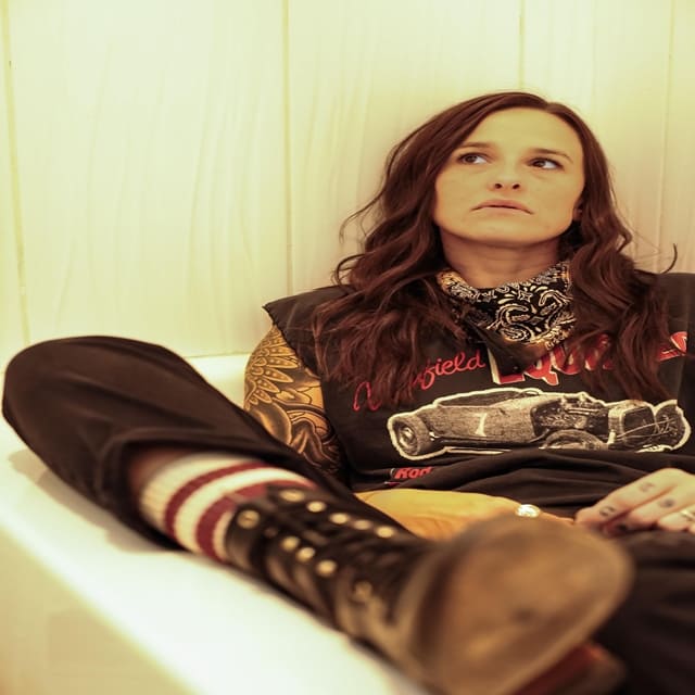 Emily Wolfe lanza su nuevo sencillo «Lips» con la colaboración de Jesse Hughes (Eagles of Death Metal)
