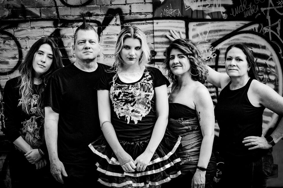 Awaiting Abigail quiere romper fronteras con el lanzamiento de «Funhouse»