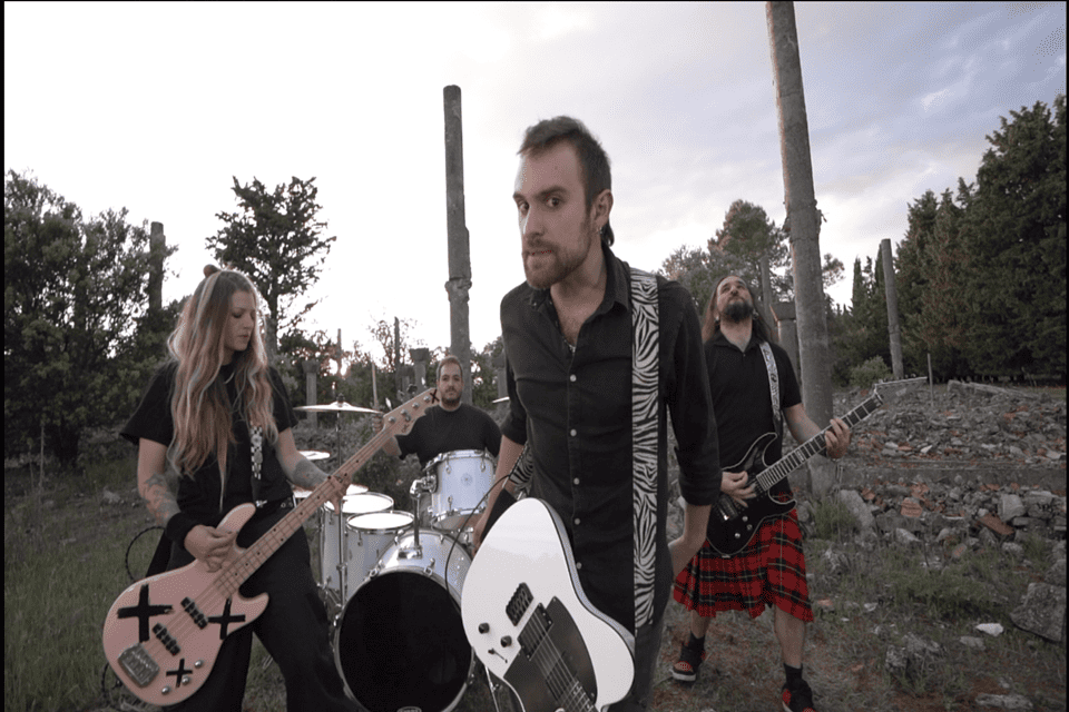 Conocemos a la nueva banda Karavela con su single «La Ciudad»