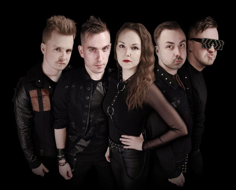 Memoremains regresa con una versión más pesada y oscura del éxito de Good Charlotte, «I Don’t Wanna Be In Love»