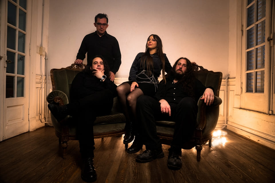Álbum debut de la banda argentina Sisu titulado «Mundos Paralelos»