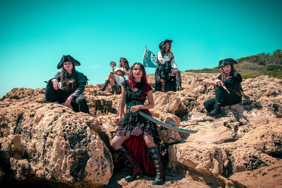 La banda femenina Pirate Queen lanza su segundo álbum «Sailing Around The World»