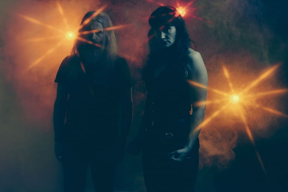 El dúo canadiense Castle lanza el segundo tema nuevo de su próximo álbum, «Carrie Chains»