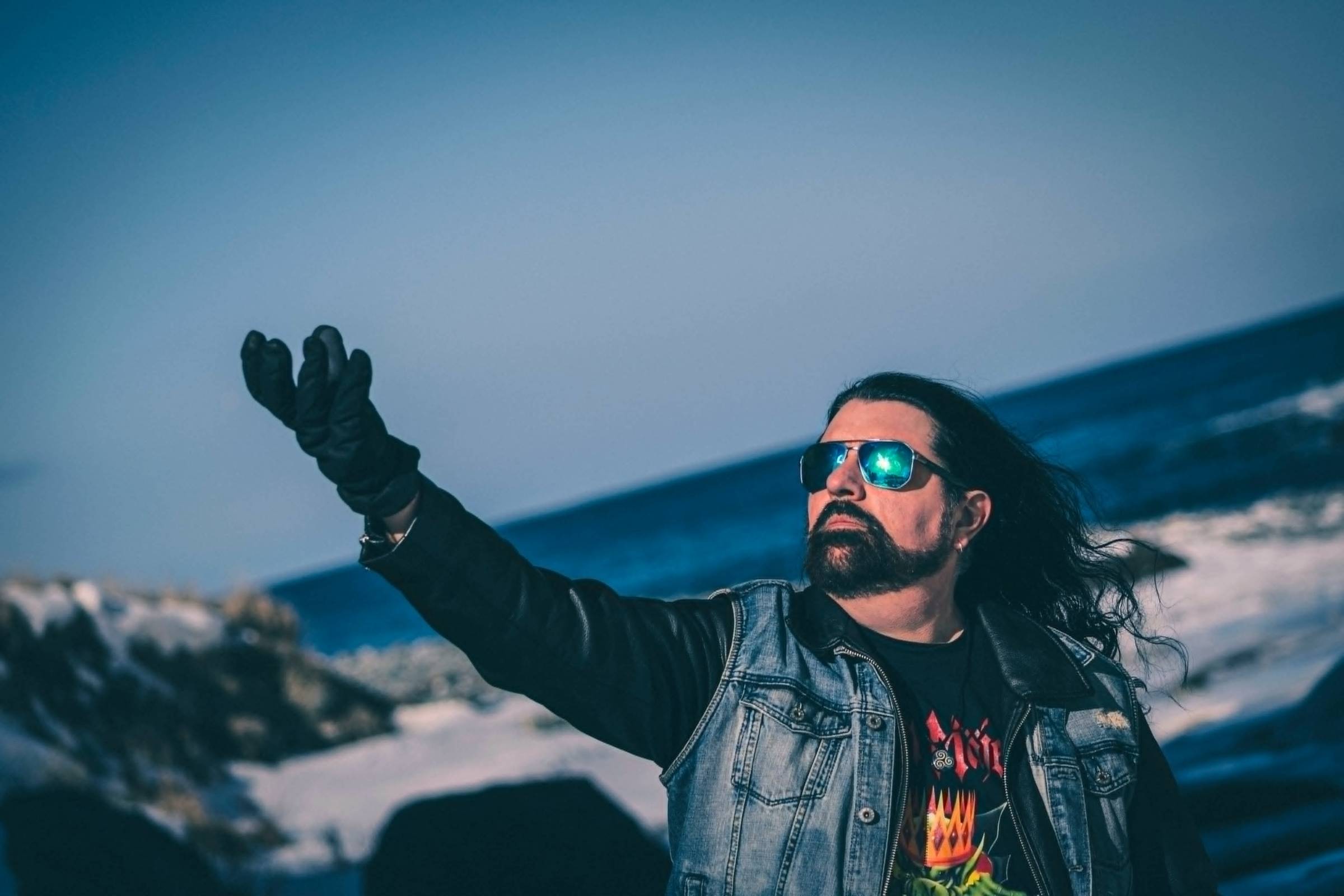 Triskelyon transforma clásicos en acero con su nuevo álbum de versiones «Metalmorphosis» y presenta el primer sencillo, «Heartbreaker»