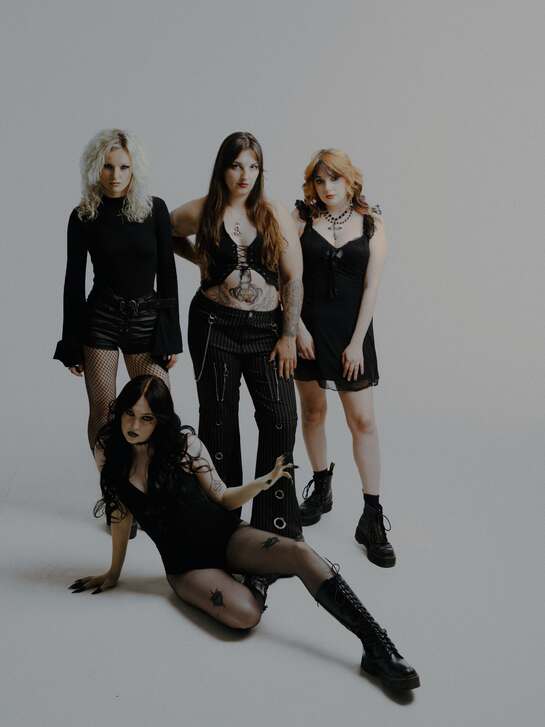 Venus Grrrls estrena «Mother Knows», y nos ofrece un potente himno de  rock.