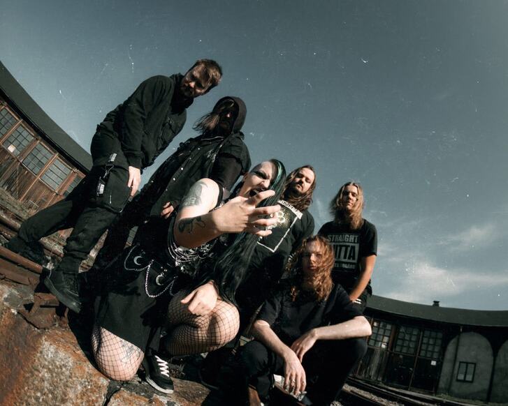 Lýsis estrena «Blackout», el primer sencillo de su álbum debut.