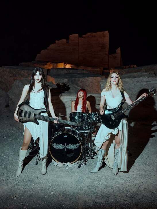 The Warning presenta el videoclip oficial de «Ritual», anticipo de su álbum “Everything’s Falling”.
