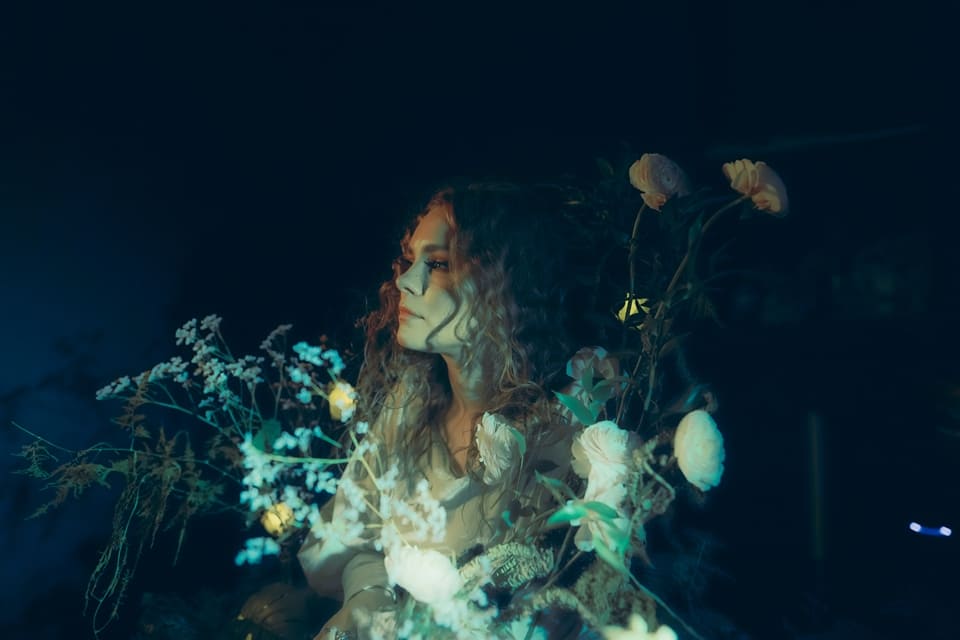 La fascinante y brillante multiinstrumentista Dikajee lanzará su nuevo álbum, «The Frame», a principios de noviembre