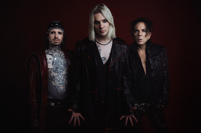Hokka un nuevo proyecto de Joel Hokka, exvocalista de Blind Channel, y Pauli Rantasalmi, exguitarrista de The Rasmus ha lanzado un nuevo sencillo y videoclip titulado «Vampire».