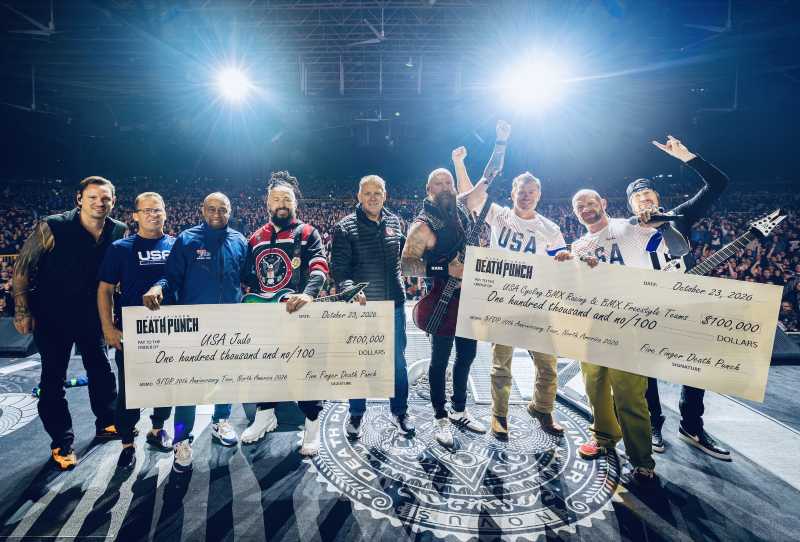Fin de gira solidario de Five Finger Death Punch