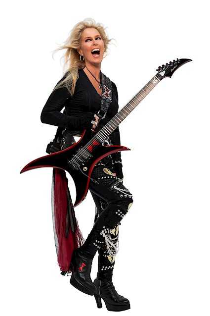 Lita Ford firma con Frontiers Records y anuncia la edición de su single «Dracula»