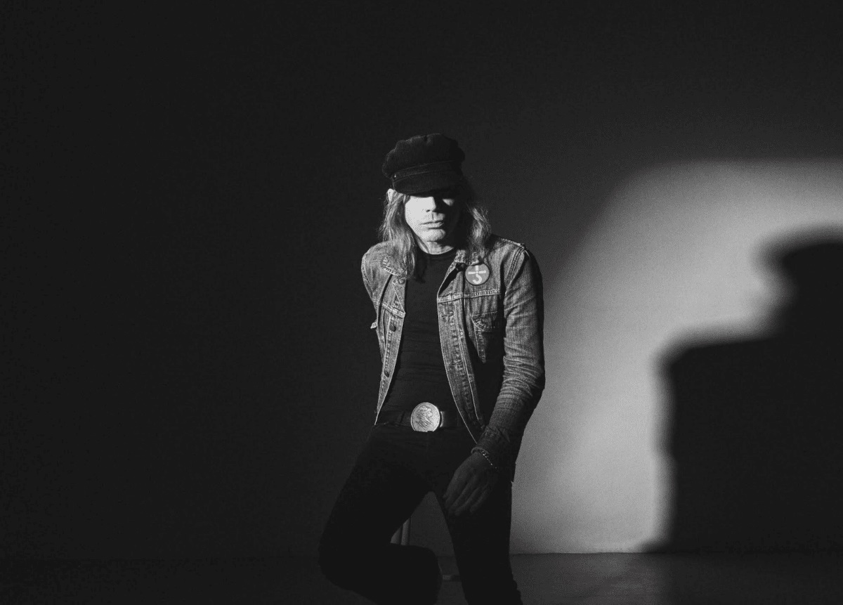 Nicke Andersson, el músico sueco conocido por su trabajo con Entombed y The Hellacopters, ha firmado con Sound Pollution para lanzar un álbum de su nuevo proyecto en solitario, titulado Nicke Andersson and Nobody Else