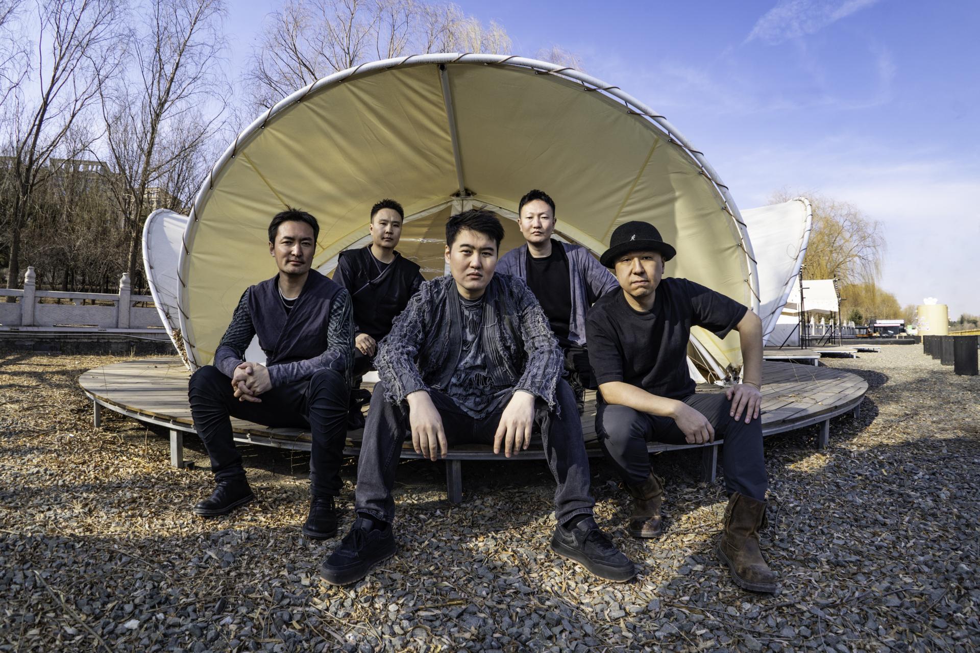 La banda mongol Nine Treasures está de gira por EE. UU. junto a Mushroomhead y Fear Factory