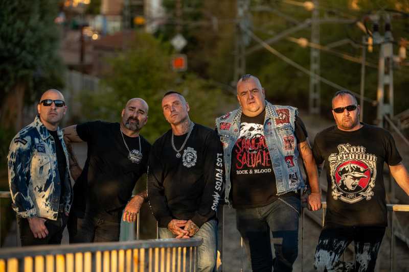 Non Servium con Juan de Soziedad Alkoholika, en su canción llamada «La enfermedad»
